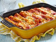 Рецепта Постни канелони без месо с праз, лук, гъби и доматен сос Неаполитана на фурна